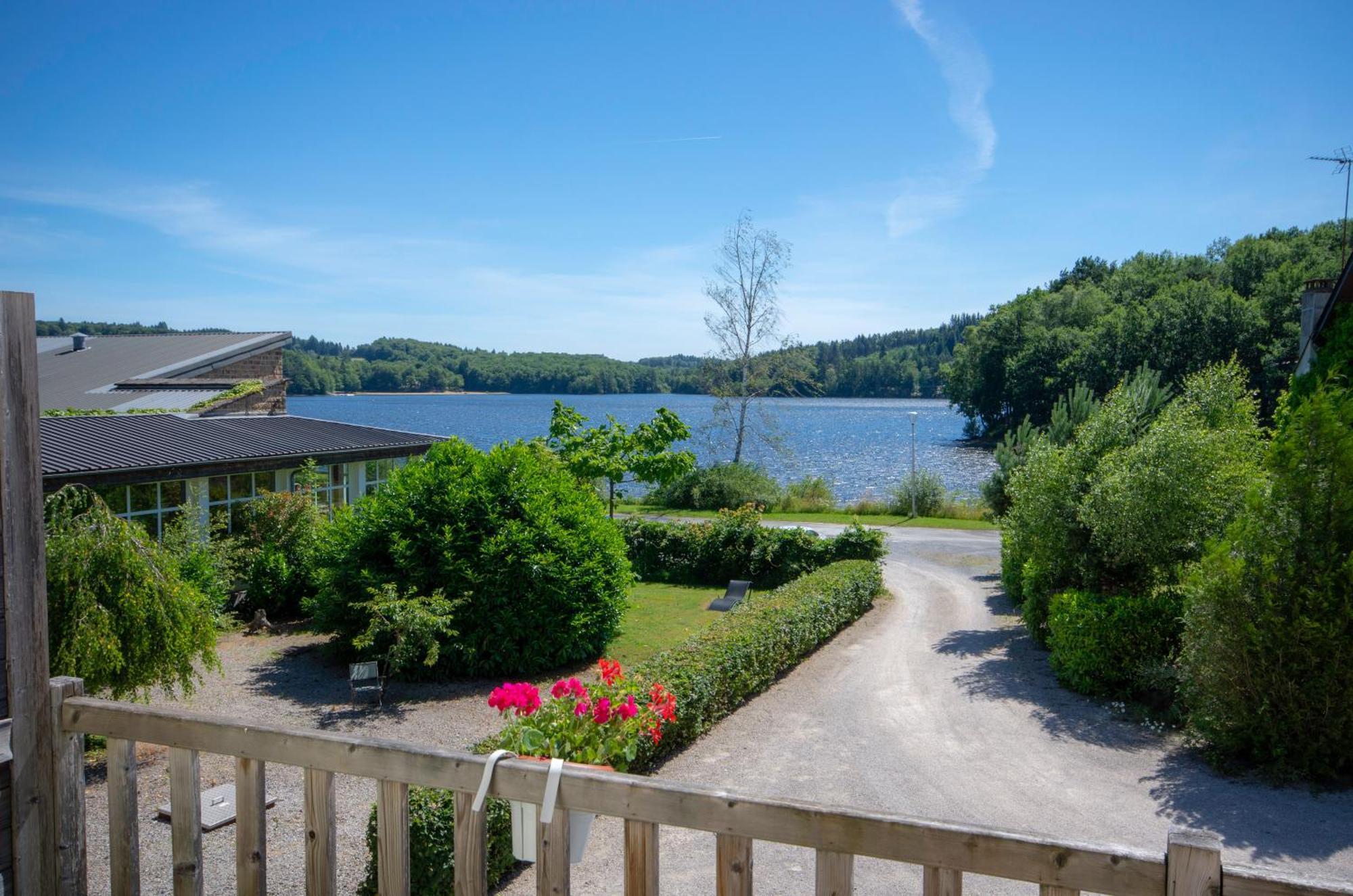 Logis Hotel Du Lac Neuvic  エクステリア 写真