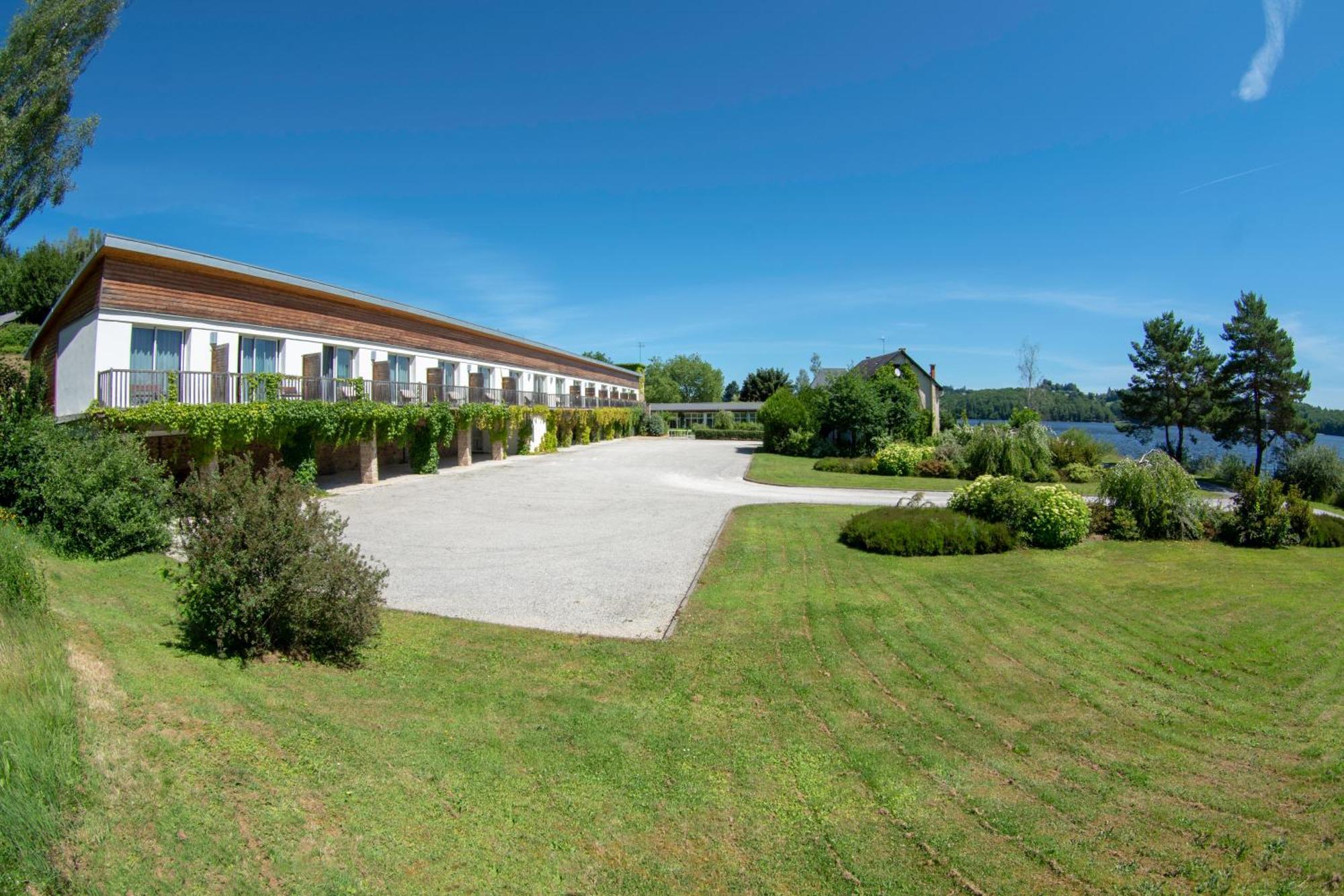 Logis Hotel Du Lac Neuvic  エクステリア 写真