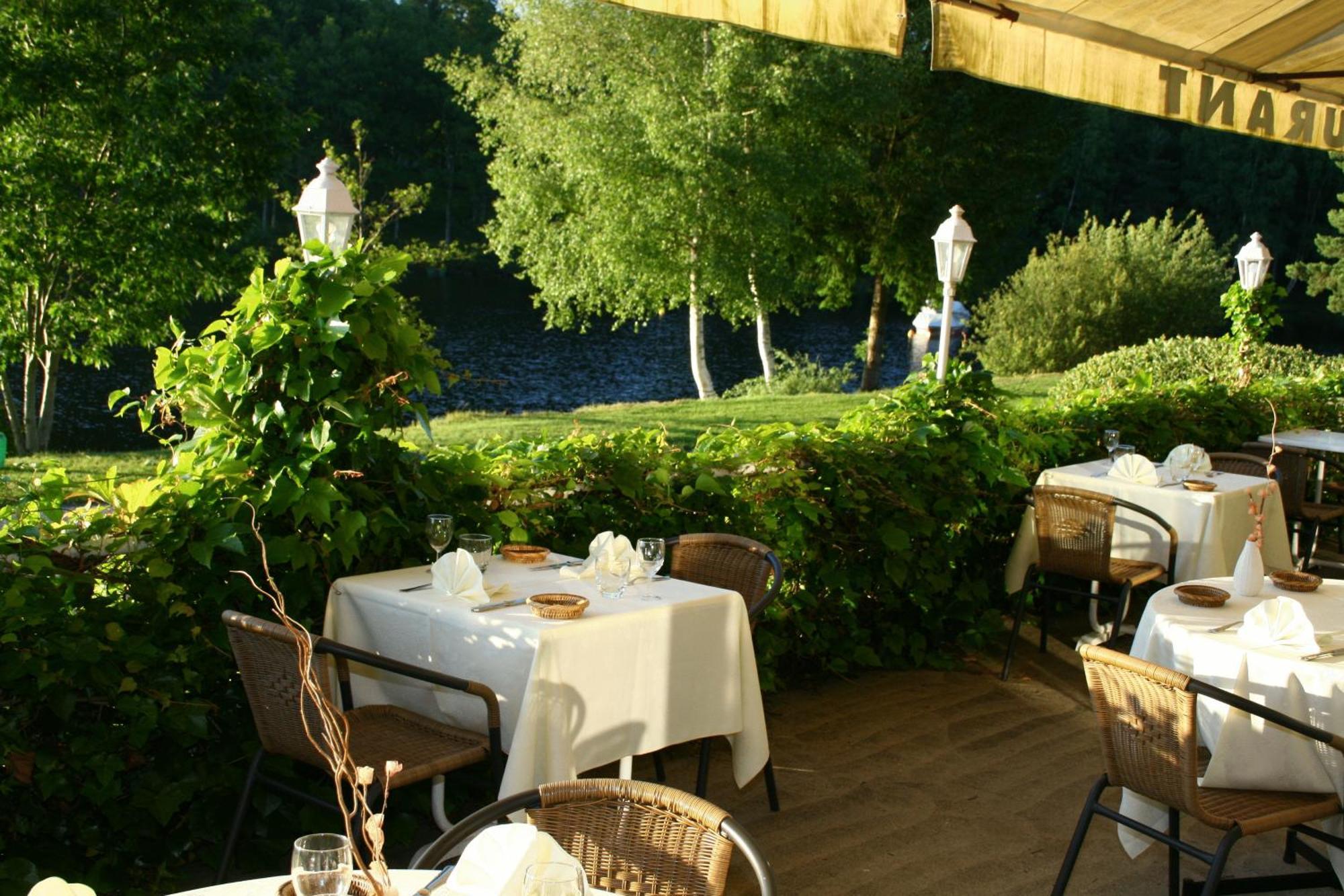 Logis Hotel Du Lac Neuvic  エクステリア 写真