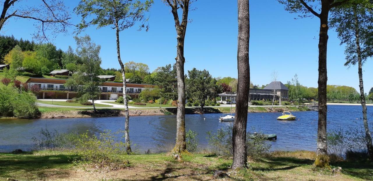 Logis Hotel Du Lac Neuvic  エクステリア 写真