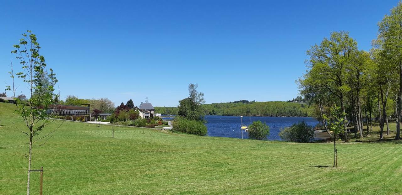 Logis Hotel Du Lac Neuvic  エクステリア 写真