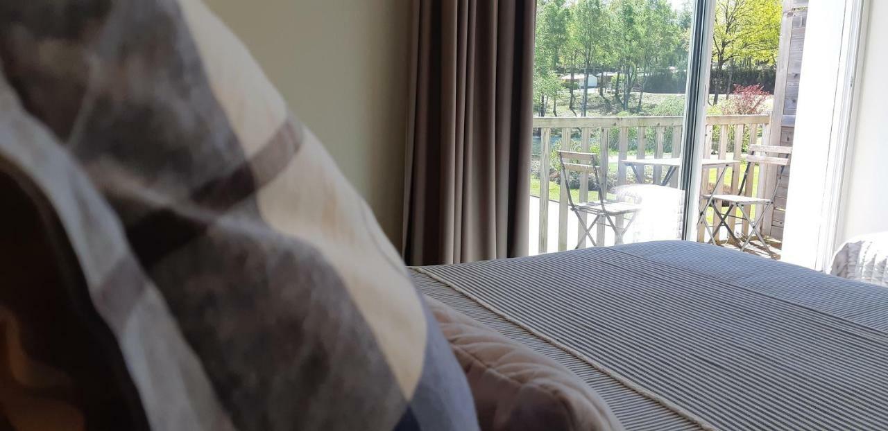 Logis Hotel Du Lac Neuvic  エクステリア 写真