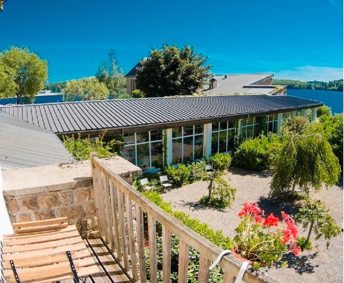 Logis Hotel Du Lac Neuvic  エクステリア 写真