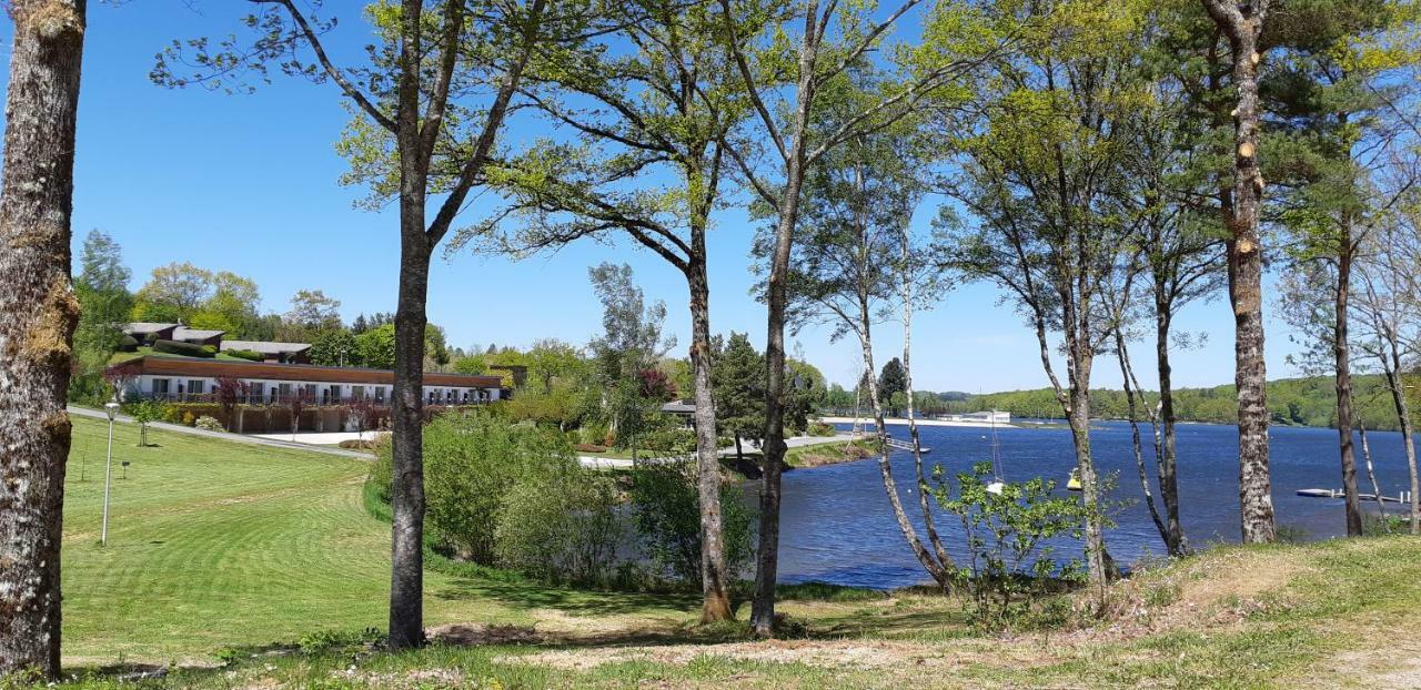 Logis Hotel Du Lac Neuvic  エクステリア 写真
