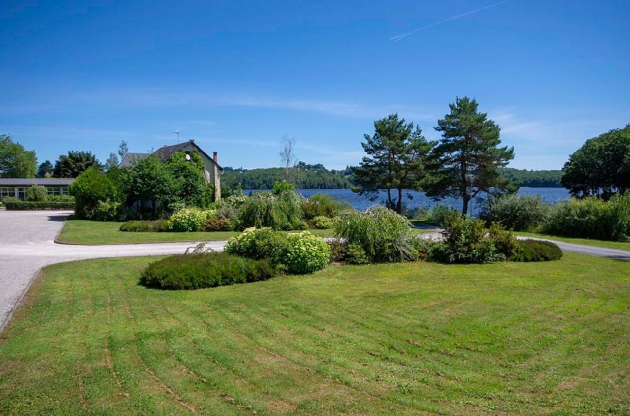 Logis Hotel Du Lac Neuvic  エクステリア 写真